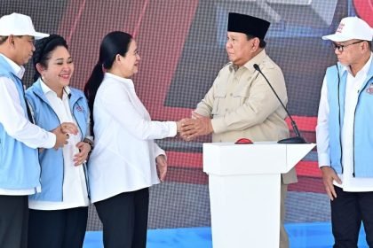 Ketua DPR RI Puan Maharani bersalaman dengan Presiden Prabowo Subianto.