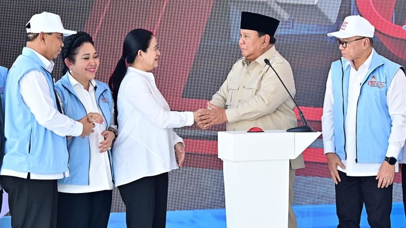Ketua DPR RI Puan Maharani bersalaman dengan Presiden Prabowo Subianto.