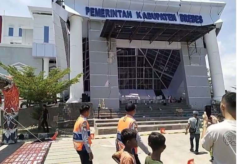Atap teras gedung KPT Brebes yang baru berusia 3 tahun ambruk. Padahal, gedung tersebut dibangun dengan anggaran Rp 120 miliar.