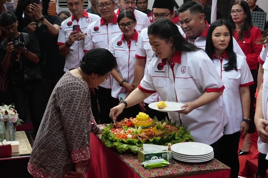 Pinka Haprani bersama Ketua Umum PDIP Megawati Soekarnoputri.