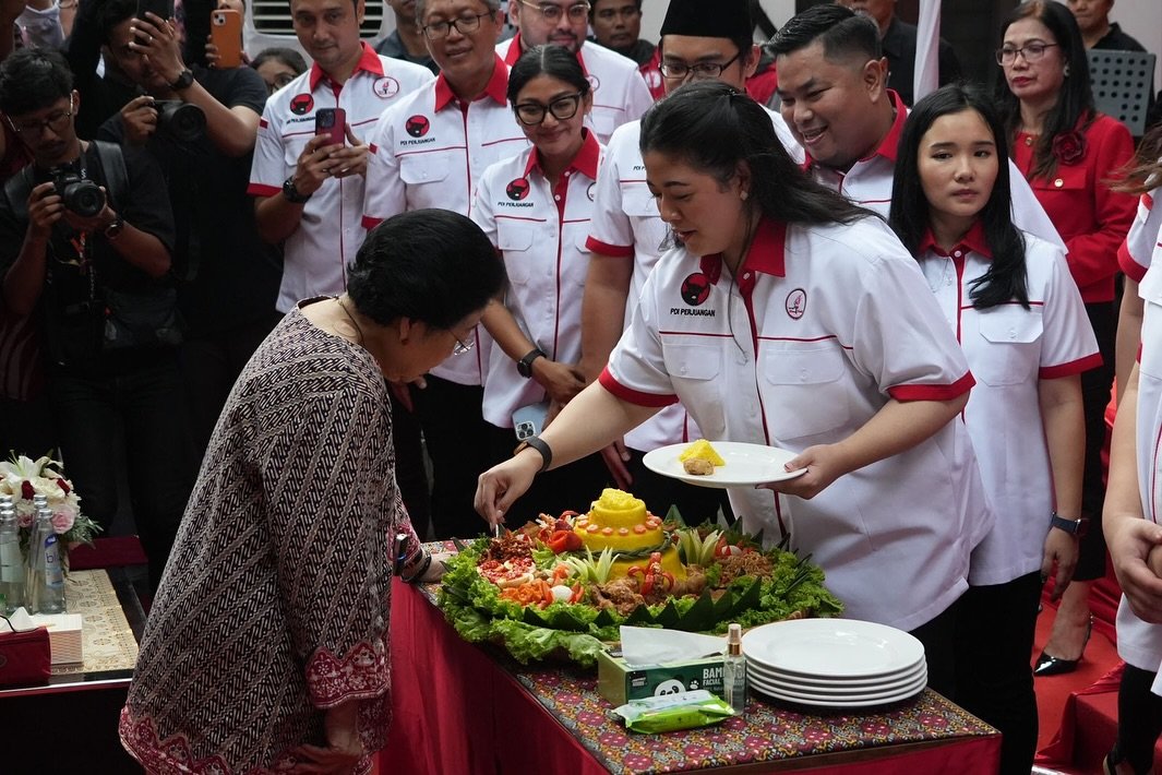 Pinka Haprani bersama Ketua Umum PDIP Megawati Soekarnoputri.
