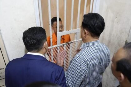 Menko Yusril Ihaza Mahendra mengunjungi Direktur Lokataru Foundation di tahanan Polda Metro Jaya.