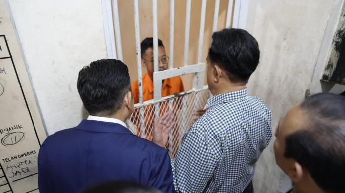 Menko Yusril Ihaza Mahendra mengunjungi Direktur Lokataru Foundation di tahanan Polda Metro Jaya.