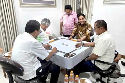 Menteri Kehutanan Raja Juli Antoni main domino bareng Aziz Wellang, tersangka pembalakan liar, dan juga Menteri P2MI Abdul Kadir Karding.