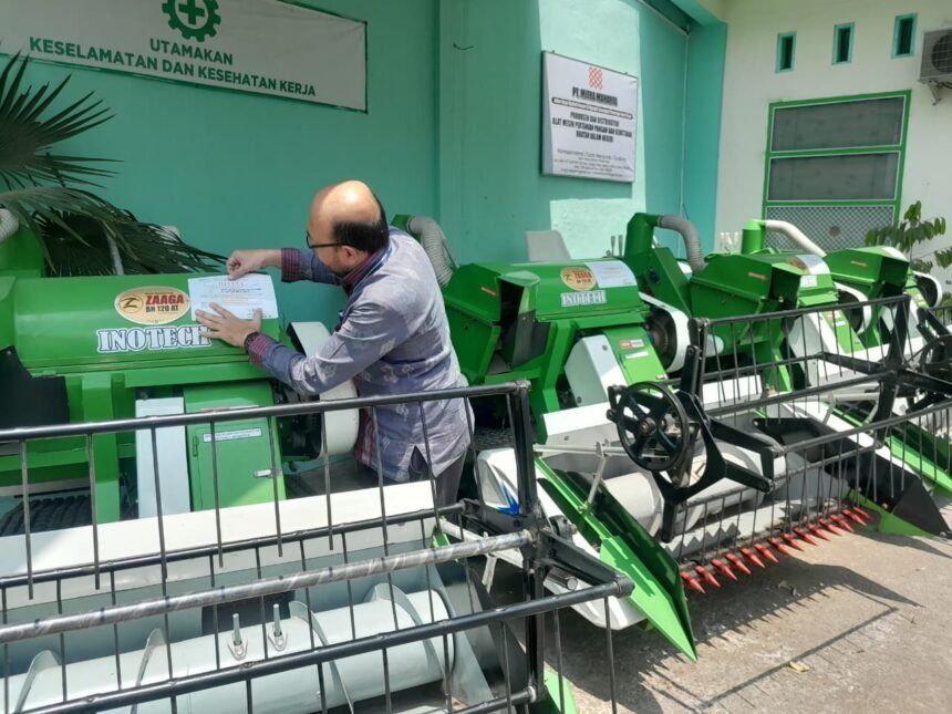 Petugas pajak tempeli stiker di alsintan milik PT Mitra Maharta yang menunggak pajak Rp490 juta, di Kabupaten Madiun, Jawa Timur (Jatim), Selasa (16/9/2025). (Dok PT Mitra Maharta).