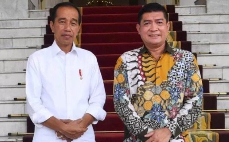 Presiden ke-7 RI, Jokow Widodo (Jokowi) dan Silfester Matutina (kanan).