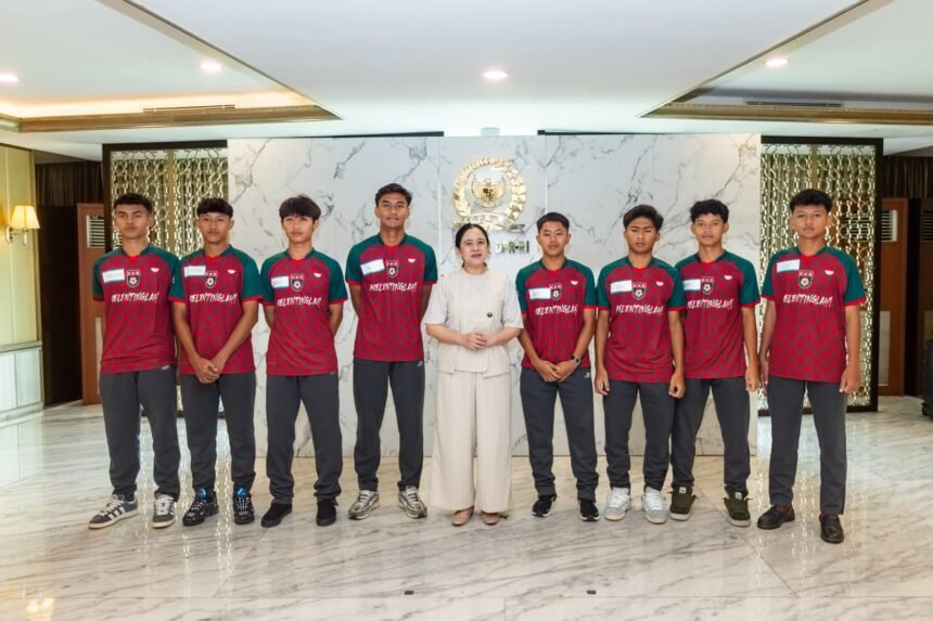 Puan Maharani lepas delapan pesepakbola muda peraih beasiswa ke Portugal.