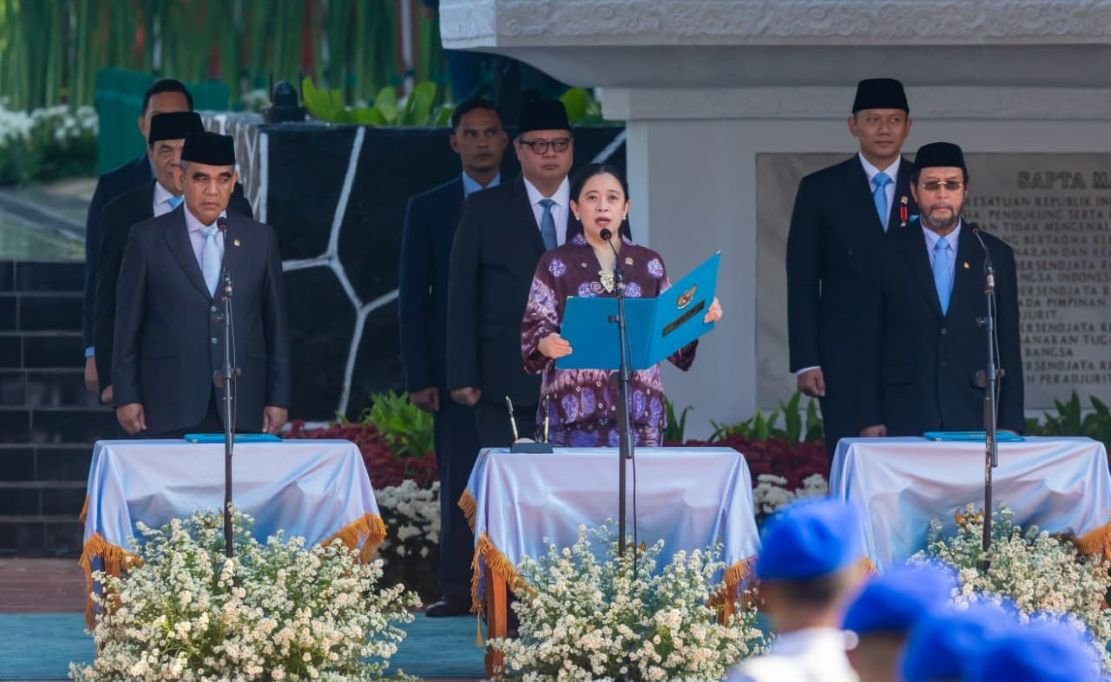 Ketua DPR RI Puan Maharani memipin pembacaan ikrar saat peringatan Hari Kesaktian Pancasila di Lubang Buaya, Jakarta.