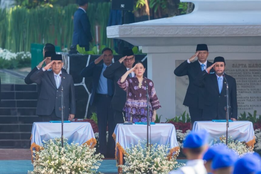 Sikap hormat Ketua DPR RI Puan Maharani saat mendengar kumandang Indonesia Raya.
