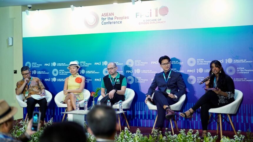 Ketua Indonesian Youth Diplomacy (IYD), Muhammad Syaeful Mujab, tampil di panggung internasional lewat ASEAN for Peoples Conference.