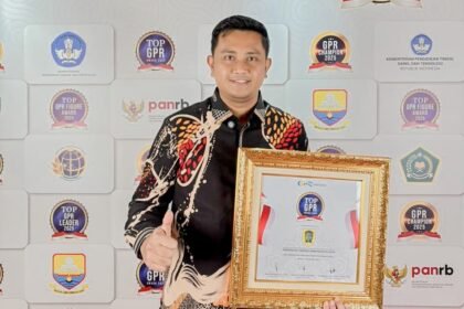Bupati Klaten Hamenang Wajar Ismoyo raih penghargaan sebagai pemimpin muda progresif.