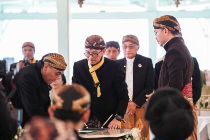 Politikus senior PDIP, Bambang Pacul mendapat gelar kehormatan Kanjeng Pangeran (KP) dalam acara Tingalan Jumenengan ke-4 Mangkunegara X di Pura Mangkunegaran, Kota Solo, Selasa (27/1/2026).