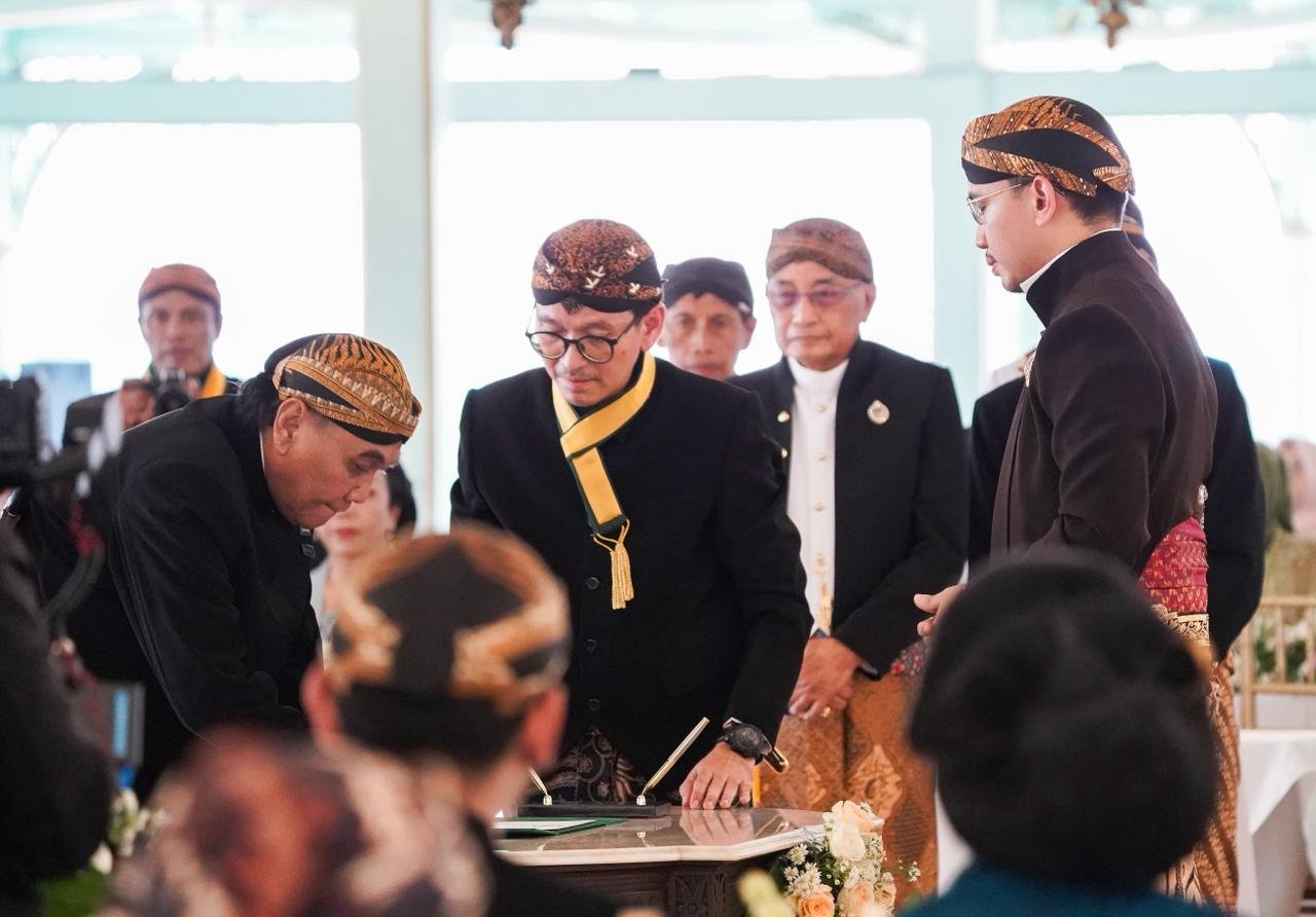 Politikus senior PDIP, Bambang Pacul mendapat gelar kehormatan Kanjeng Pangeran (KP) dalam acara Tingalan Jumenengan ke-4 Mangkunegara X di Pura Mangkunegaran, Kota Solo, Selasa (27/1/2026).