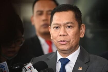 Adies Kadir, bekas politikus Golkar yang ditunjuk jadi hakim Mahkamah Konstitusi. MK semakin kental dengan aroma politik.