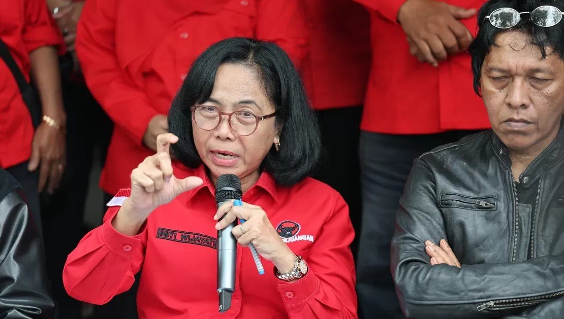 Wakil Ketua Komisi X DPR dari Fraksi PDIP, My Esti Wijayati dan politikus PDIP lainnya, Adrian Napitupulu.