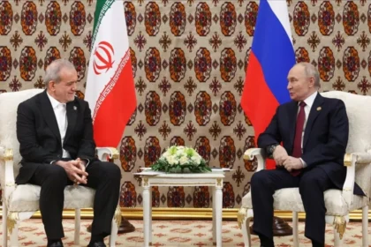 Presiden Iran Masoud Pezeshkian (kiri) dan Presiden Rusia Vladimir Putin .