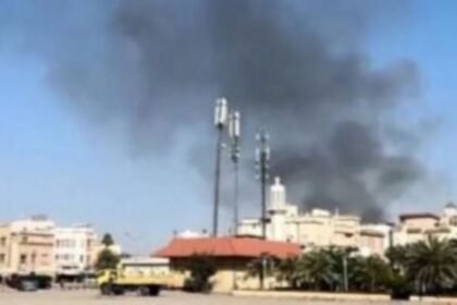 Asap hitam membumbung tinggi dari pangkalan militer AS di Kuwait yang diserang Iran.