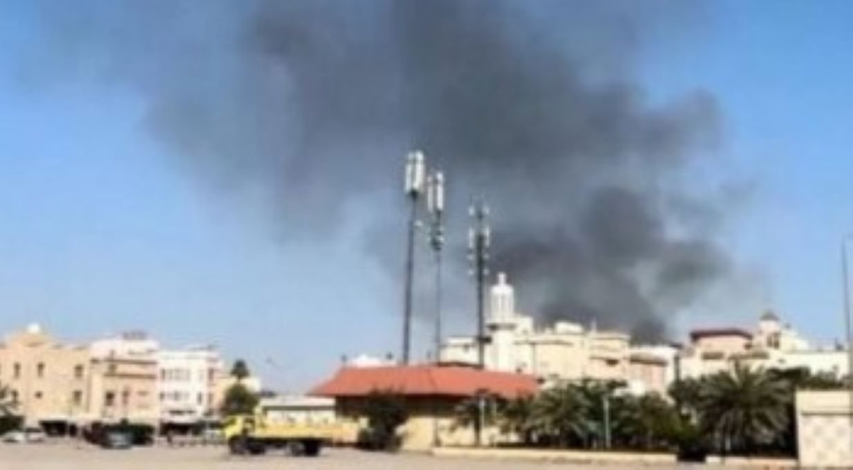 Asap hitam membumbung tinggi dari pangkalan militer AS di Kuwait yang diserang Iran.