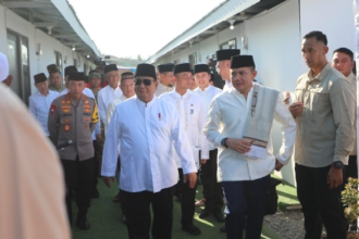 Presiden Prabowo Subianto meninjau hunian sementara (huntara) korban bencana di Aceh Tamiang.