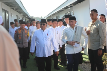 Presiden Prabowo Subianto meninjau hunian sementara (huntara) korban bencana di Aceh Tamiang.