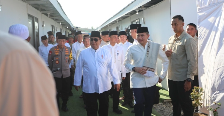 Presiden Prabowo Subianto meninjau hunian sementara (huntara) korban bencana di Aceh Tamiang.
