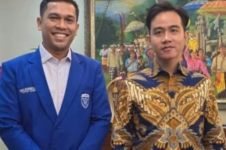 Ketua GAMKI dan Ketua Bidang Ideologi DPP PSI, Sahat Sinurat (kiri) bersama Wapres Gibran Rakabuming Raka.