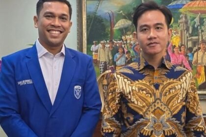 Ketua GAMKI dan Ketua Bidang Ideologi DPP PSI, Sahat Sinurat (kiri) bersama Wapres Gibran Rakabuming Raka.