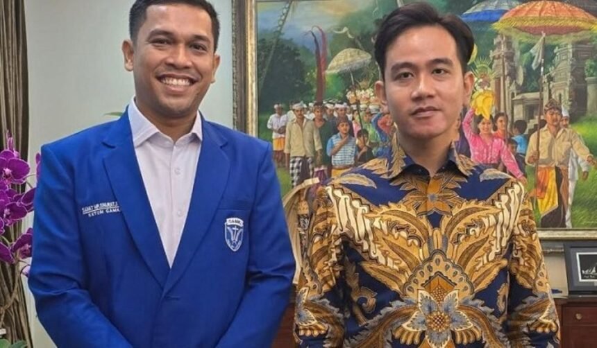 Ketua GAMKI dan Ketua Bidang Ideologi DPP PSI, Sahat Sinurat (kiri) bersama Wapres Gibran Rakabuming Raka.