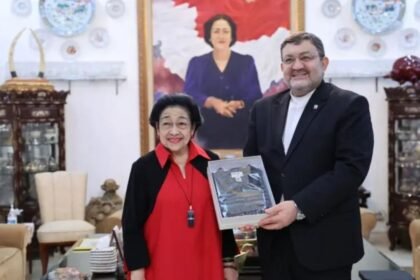 Duta Besar Republik Islam Iran untuk Indonesia, Mohammad Boroujerdi, mengunjungi Ketua Umum PDIP Megawati Soekarnoputri di kediaman Presiden ke-5 RI, di Menteng, Jakarta, Selasa (10/3/2026).