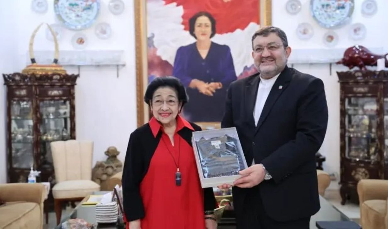Duta Besar Republik Islam Iran untuk Indonesia, Mohammad Boroujerdi, mengunjungi Ketua Umum PDIP Megawati Soekarnoputri di kediaman Presiden ke-5 RI, di Menteng, Jakarta, Selasa (10/3/2026).