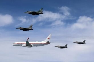 Pesawat Kepresidenan Presiden Prabowo dikawal pesawat tempur TNI AU. (Dok. TNI AU)