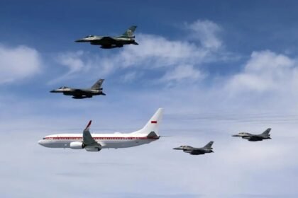 Pesawat Kepresidenan Presiden Prabowo dikawal pesawat tempur TNI AU. (Dok. TNI AU)