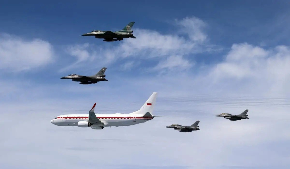 Pesawat Kepresidenan Presiden Prabowo dikawal pesawat tempur TNI AU. (Dok. TNI AU)