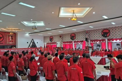 Ratusan calon Ketua DPC PDIP menunggu giliran tes wawancara di kantor DPD atau Panti Marhaen, Sabtu (2/5/2026).