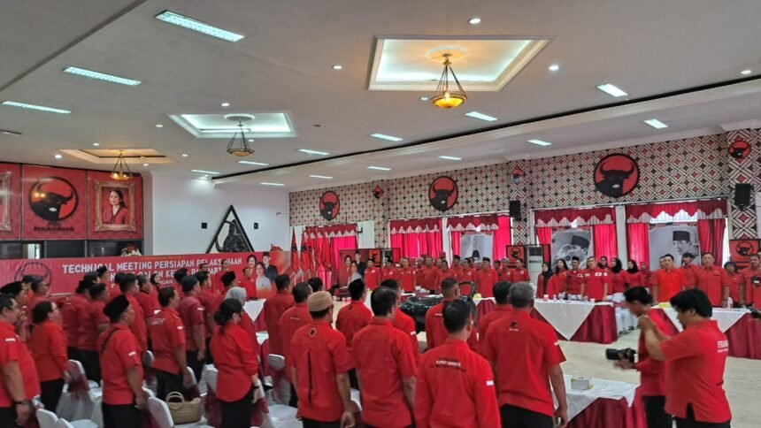Ratusan calon Ketua DPC PDIP menunggu giliran tes wawancara di kantor DPD atau Panti Marhaen, Sabtu (2/5/2026).