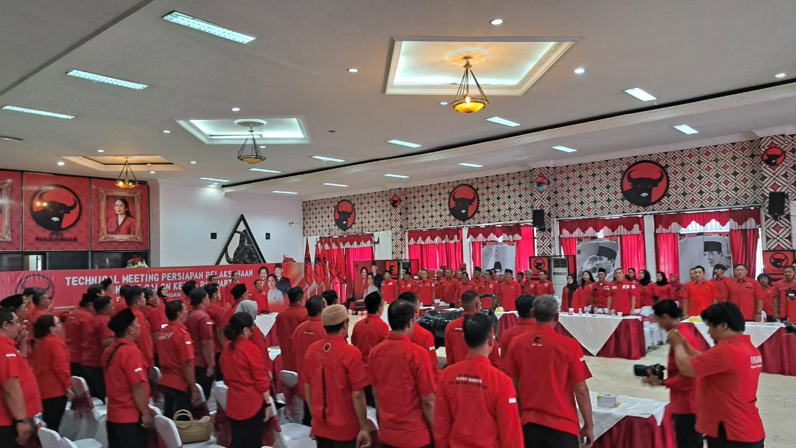 Ratusan calon Ketua DPC PDIP menunggu giliran tes wawancara di kantor DPD atau Panti Marhaen, Sabtu (2/5/2026).