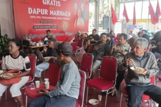 RUANG SOSIAL - Warga dari berbagai lapisan sosial antusias menyambut kehadiran Dapur Marhaen, di Kantor DPD PDIP Jateng, Minggu (10/5/2026). Dapur Marhaen digelar serentak tiap tanggal 10 di seluruh kantor PDIP di Jawa Tengah. (dul)