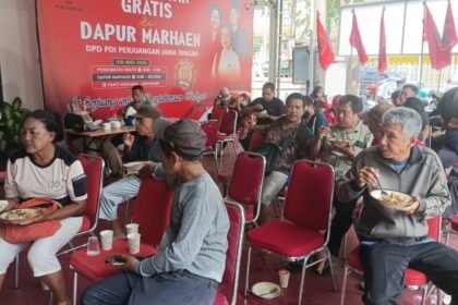 RUANG SOSIAL - Warga dari berbagai lapisan sosial antusias menyambut kehadiran Dapur Marhaen, di Kantor DPD PDIP Jateng, Minggu (10/5/2026). Dapur Marhaen digelar serentak tiap tanggal 10 di seluruh kantor PDIP di Jawa Tengah. (dul)