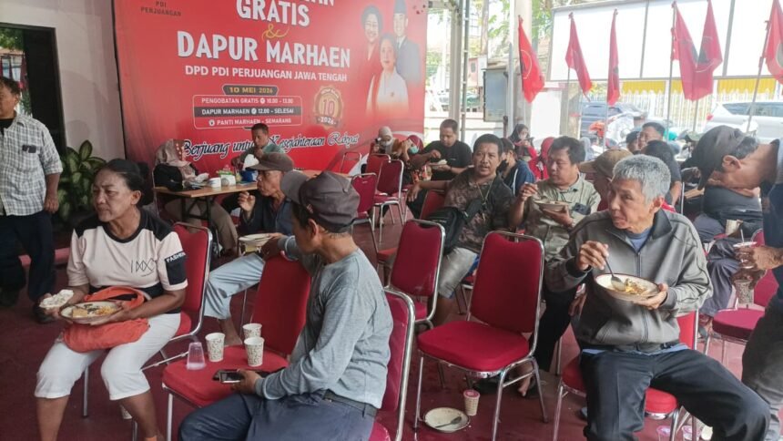 RUANG SOSIAL - Warga dari berbagai lapisan sosial antusias menyambut kehadiran Dapur Marhaen, di Kantor DPD PDIP Jateng, Minggu (10/5/2026). Dapur Marhaen digelar serentak tiap tanggal 10 di seluruh kantor PDIP di Jawa Tengah. (dul)