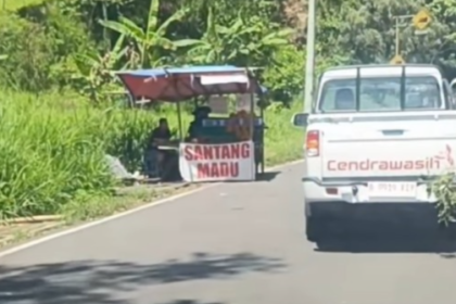 Mobil pikap Mahindra Scorpio 4x4 yang menjadi kendaraan operasional Kopdes Merah Putih mogok di Jalan Lingkar Salatiga.