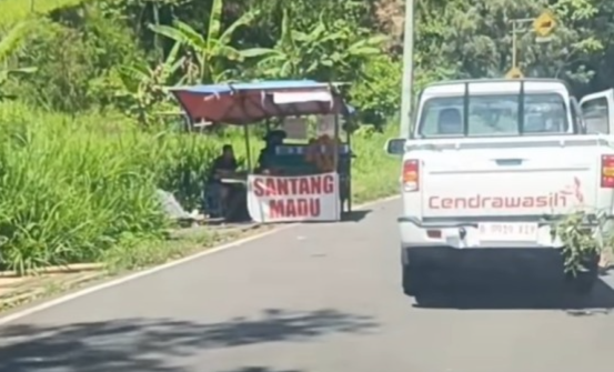 Mobil pikap Mahindra Scorpio 4x4 yang menjadi kendaraan operasional Kopdes Merah Putih mogok di Jalan Lingkar Salatiga.
