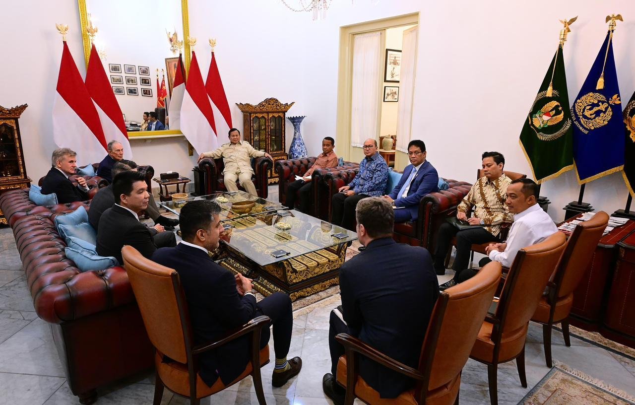 Presiden Prabowo Subianto menerima kunjungan Michael Bloomberg beserta delegasi di Istana Kepresidenan, Jakarta, Selasa (18/11/2025). (Setneg)