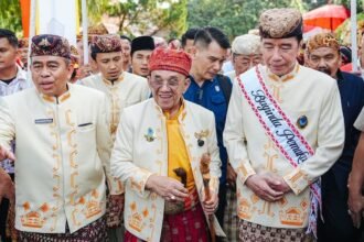 SAFARI POLITIK - Presiden ke-7 RI Joko Widodo (Jokowi) menerima gelar adat kehormatan Baginda Pemuka Bangsa dari lima kerajaan adat Lampung di Rumah Adat Lampung Kedatun Keagungan, Kelurahan Sepang Jaya, Kecamatan Labuhan Ratu, Kota Bandar Lampung, Sabtu (27/6/2026).