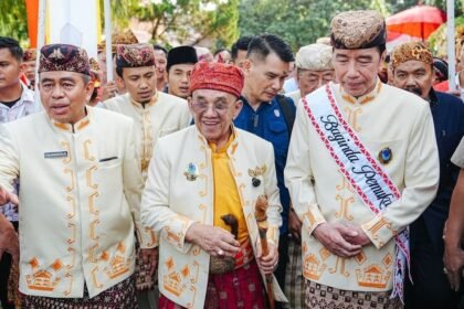 SAFARI POLITIK - Presiden ke-7 RI Joko Widodo (Jokowi) menerima gelar adat kehormatan Baginda Pemuka Bangsa dari lima kerajaan adat Lampung di Rumah Adat Lampung Kedatun Keagungan, Kelurahan Sepang Jaya, Kecamatan Labuhan Ratu, Kota Bandar Lampung, Sabtu (27/6/2026).