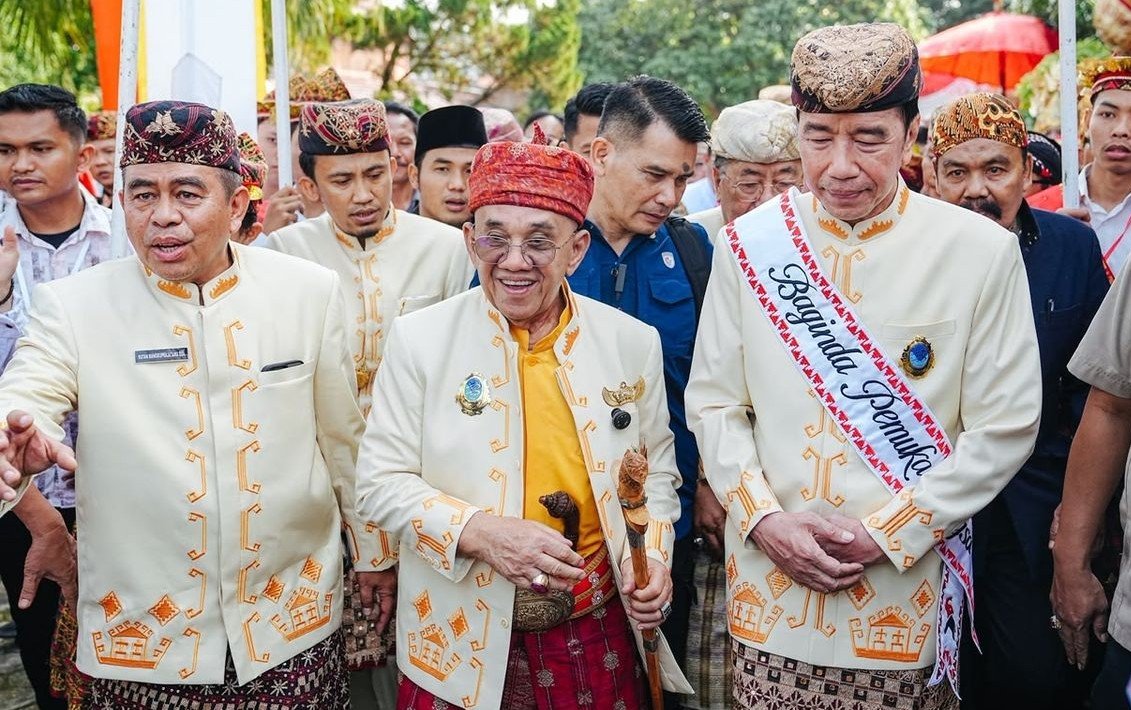 SAFARI POLITIK - Presiden ke-7 RI Joko Widodo (Jokowi) menerima gelar adat kehormatan Baginda Pemuka Bangsa dari lima kerajaan adat Lampung di Rumah Adat Lampung Kedatun Keagungan, Kelurahan Sepang Jaya, Kecamatan Labuhan Ratu, Kota Bandar Lampung, Sabtu (27/6/2026).