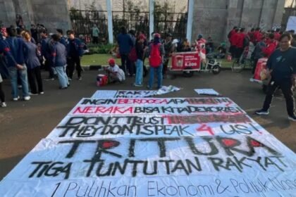 TRITURA - Mahasiswa Trisakti menyuarakan tiga tuntutan rakyat (Tritura) dalam aksi demonstrasi di gedung DPR/MPR pada Jumat (19/6/2026).