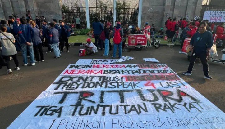TRITURA - Mahasiswa Trisakti menyuarakan tiga tuntutan rakyat (Tritura) dalam aksi demonstrasi di gedung DPR/MPR pada Jumat (19/6/2026).