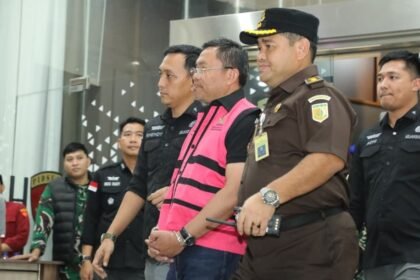 DISERET KE TAHANAN - Mantan Wakil Kepala BGN Irjen Pol (Purn) Sony Sonjaya digiring menuju sel tahanan setelah jadi tersangka mega korupsi tata kelola dapur MBG, Rabu (3/6/2026).
