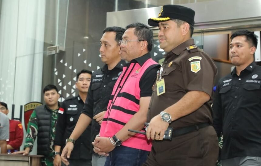 DISERET KE TAHANAN - Mantan Wakil Kepala BGN Irjen Pol (Purn) Sony Sonjaya digiring menuju sel tahanan setelah jadi tersangka mega korupsi tata kelola dapur MBG, Rabu (3/6/2026).
