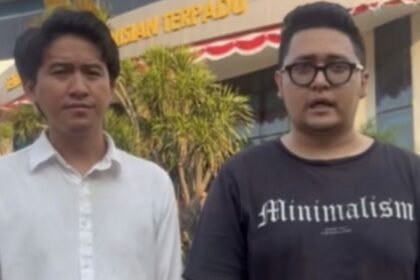 KORBAN KRIMINALISASI - Admin The Kerupuk, Icad (kanan), jadi korban kriminaliasi, setelah menguggah meme kritik terhadap pemerintah.